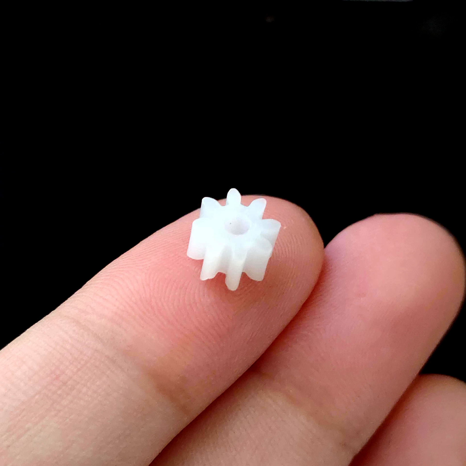 A comprehensive collection of 0.8 molded rubber spindle gears with 8 teeth and 2.5mm holes, tightly fitted cylindrical pom small module toy gears Application Scenario