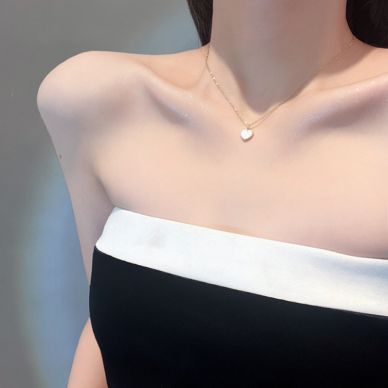 The new Korean version mother-of-pearl heart-shaped combination necklace is a fashionable, niche and high-end design for women. It is a versatile collarbone chain accessory details Picture