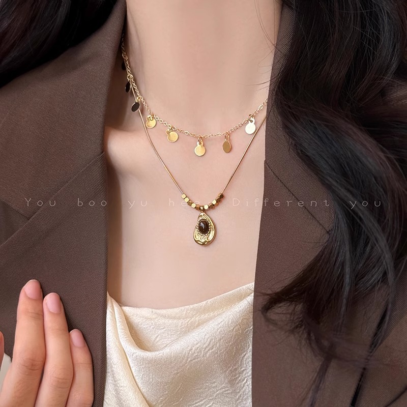 Maillard Tiger's Eye necklace, a light luxury tassel necklace, a collarbone chain, a niche design, and a double-layer layered accessory full figure