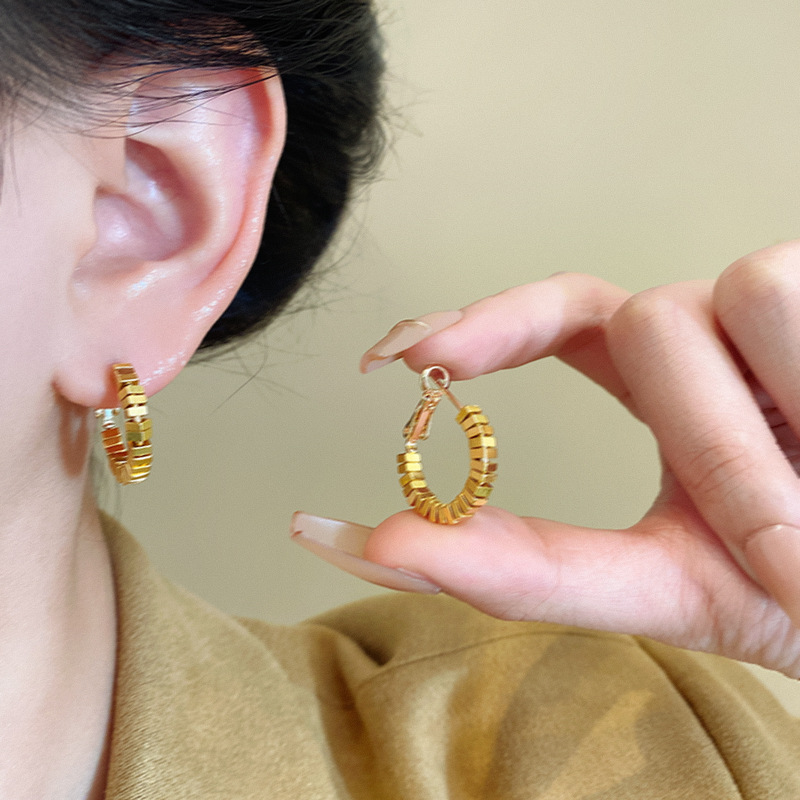Metallic silver small square earrings, a high-end and elegant women's light luxury bestseller, are a new style of earrings that are popular on the Internet in 2025 details Picture