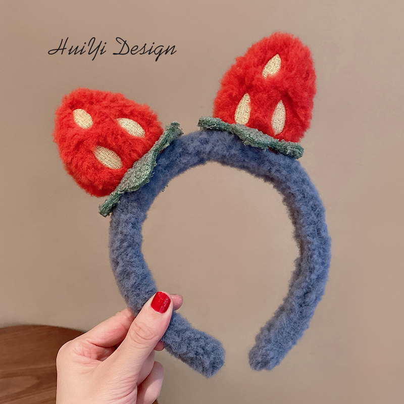 The cute three-dimensional strawberry headband of the internet-famous girl, the sweet forest-style headband, the face-washing, makeup and hair-pressing band, and the Korean headwear Application Scenario