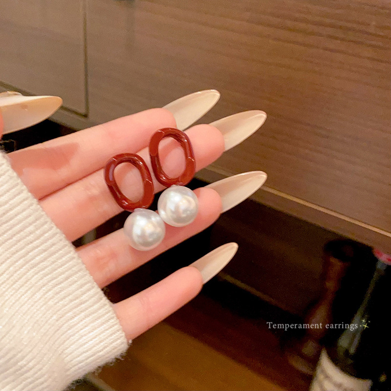 The Ankela red pearl contrasting color earrings for autumn and winter are versatile for women, with a retro and high-end feel. The commuter stud earrings are a unique and popular accessory full figure