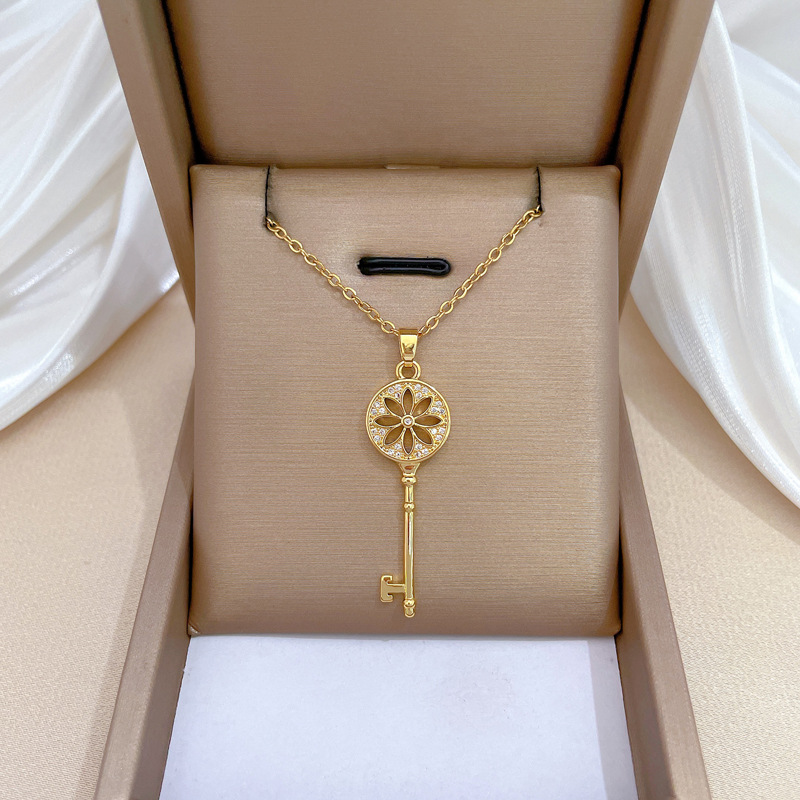 【 Titanium Steel 】 Sunflower key, light luxury and elegant, full diamond necklace, versatile for women, collarbone chain, titanium steel chain full figure