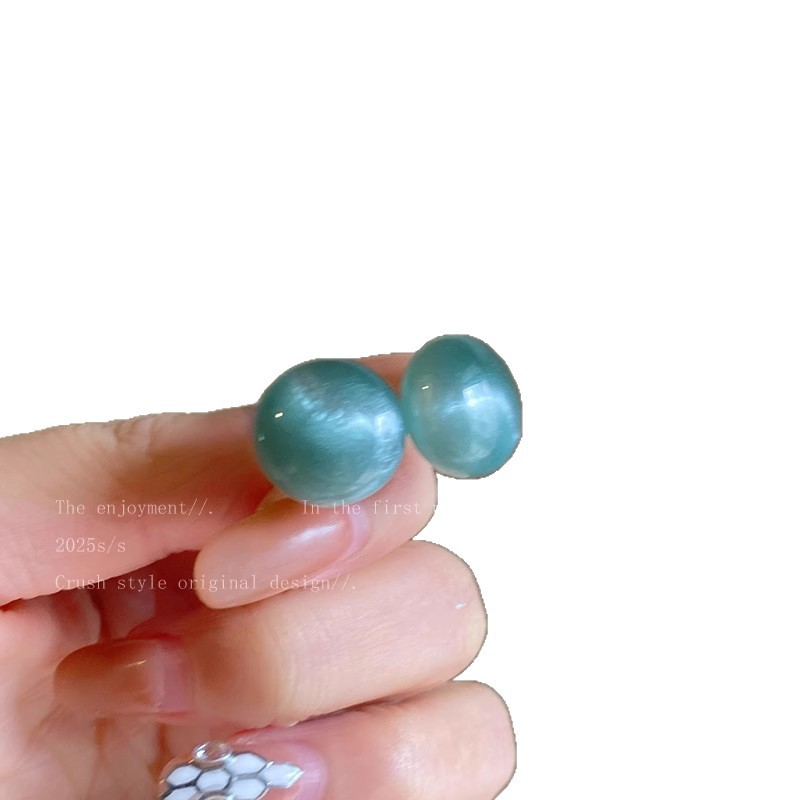 Korean-style dopamine round stud earrings for women, a light luxury and niche style with a gradient color, sweet and elegant, the same geometric shape earrings as those of Internet celebrities Item Picture