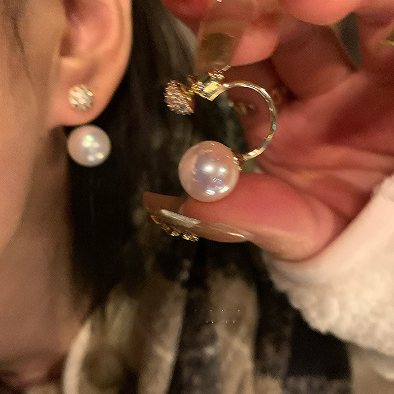 A pair of dazzling pearl earrings for women with a light luxury and niche design, exuding a sense of sophistication and elegance. Pearl stud earrings for commuting details Picture
