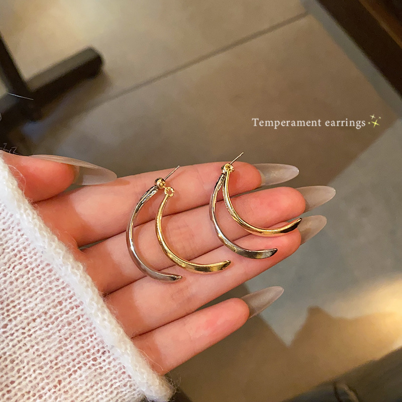 Retro Hong Kong-style long cross earrings, female metal color contrast, high-end and unique style, stud earrings, personalized tassel ear hangers full figure