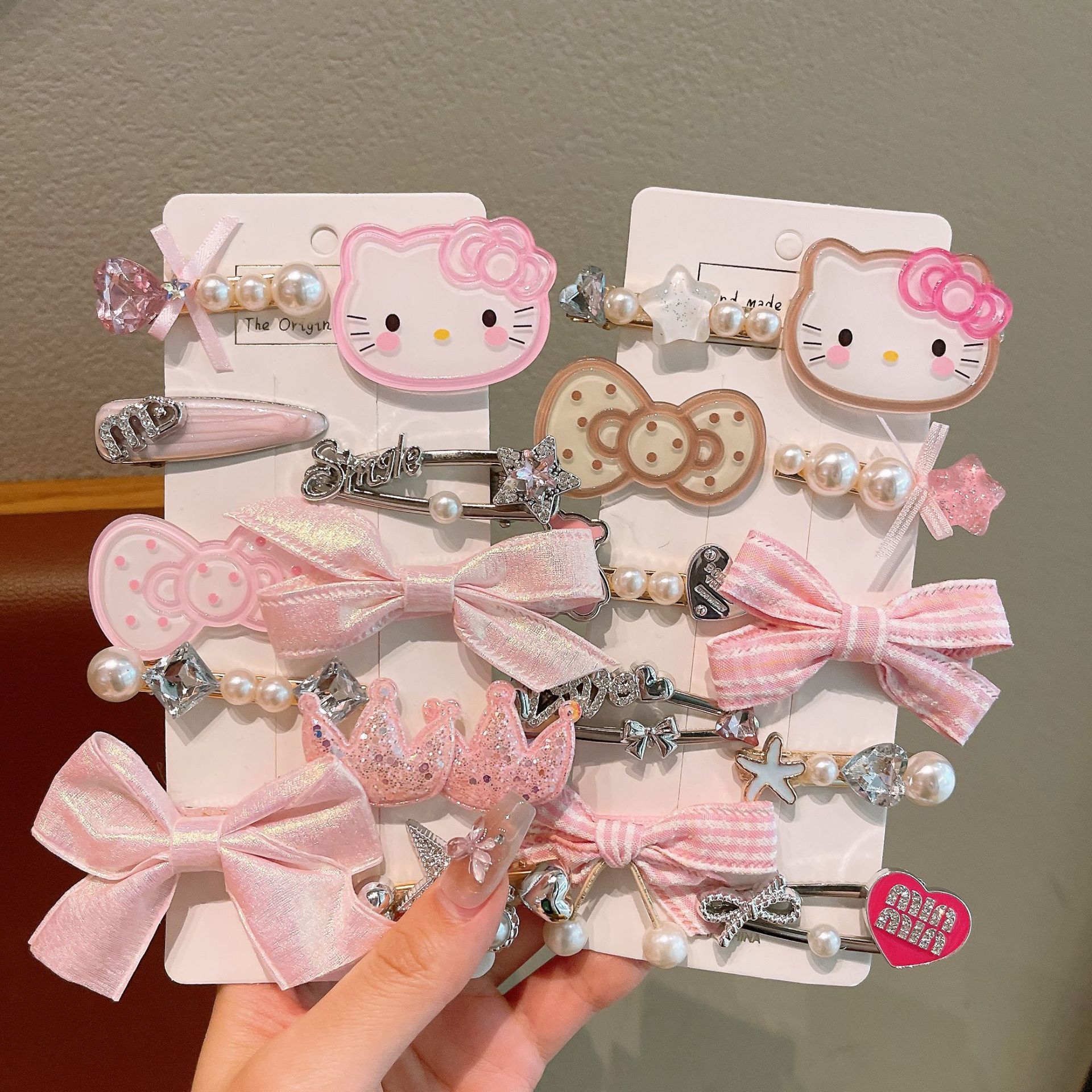 Children's cartoon bow hair clips, pearl water diamond bangs, hair accessories, crown princess side hair clips, girl top clips, girl Application Scenario