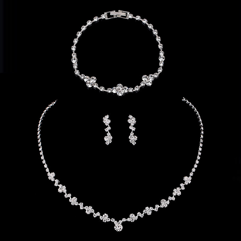 The elegant and shiny rhinestone earrings, necklace and bracelet set N5650, a popular and fashionable European and American bride's jewelry full figure