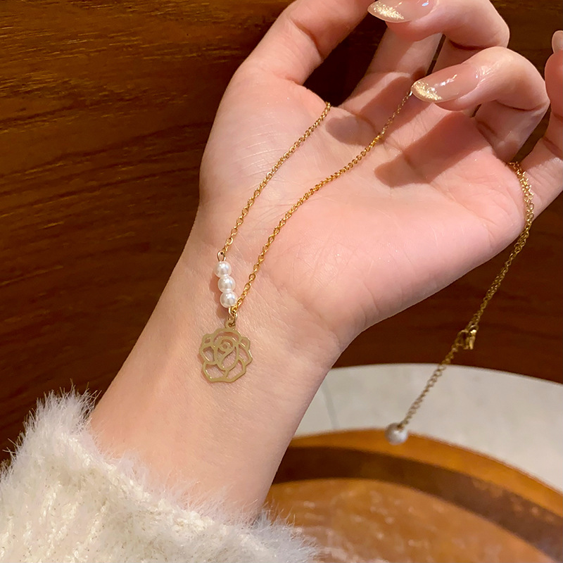 The 2025 new style of hollowed-out rose titanium steel necklace with a light luxury, niche and high-end feel, pearl neckchain and collarbone chain accessories Specification drawing