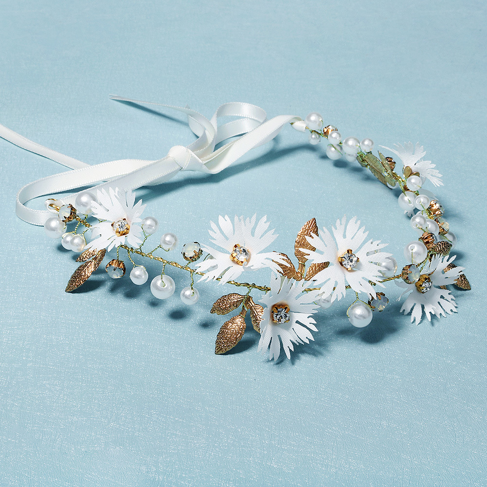 Forest-style accessories, fabric simulation flower headbands, pearl hair accessories, dress headbands, wedding fairy-like bride and bridesmaid headbands details Picture