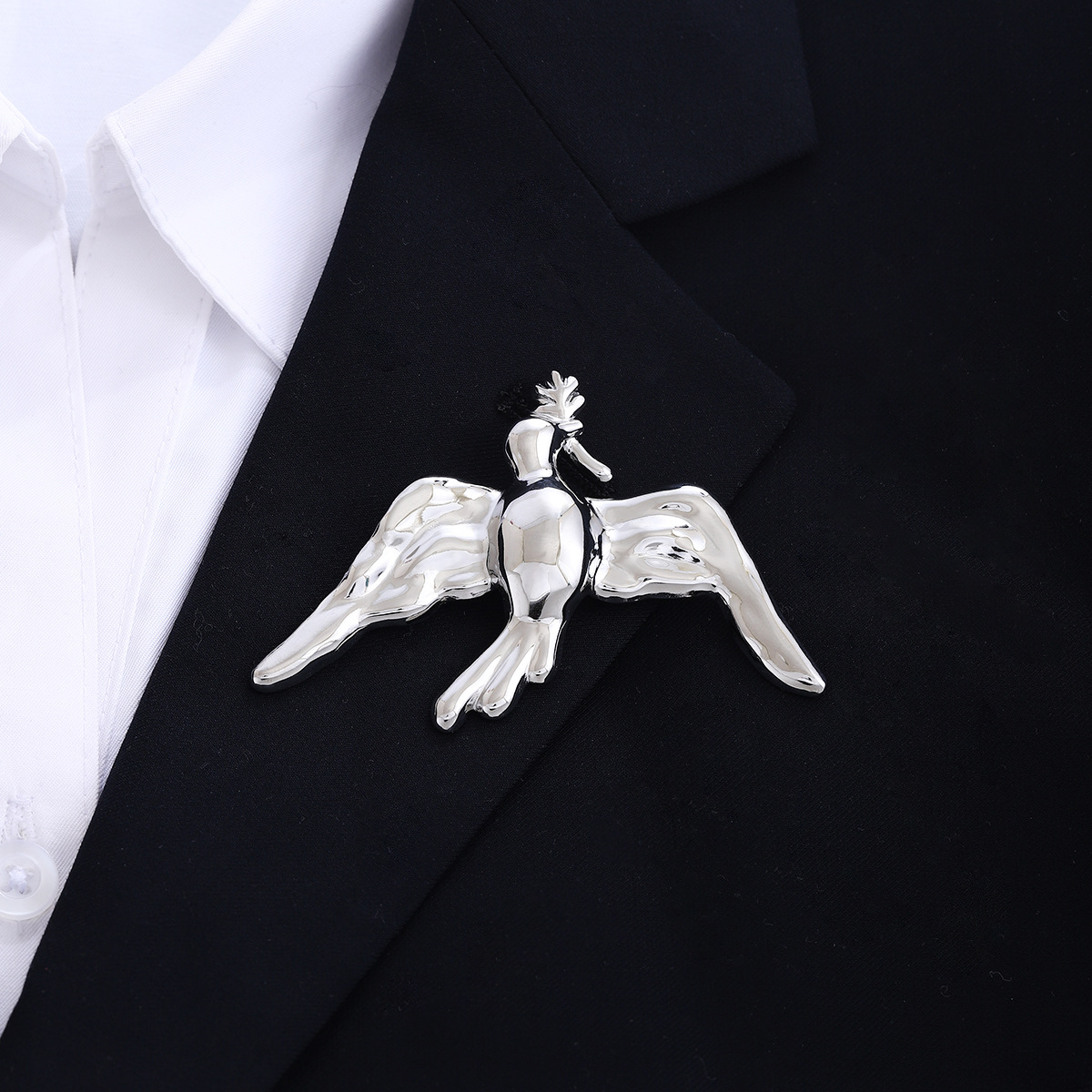 vintage matte plain gold peace dove brooch, a light luxury and high-end metallic style, fashionable and elegant brooch for women details Picture