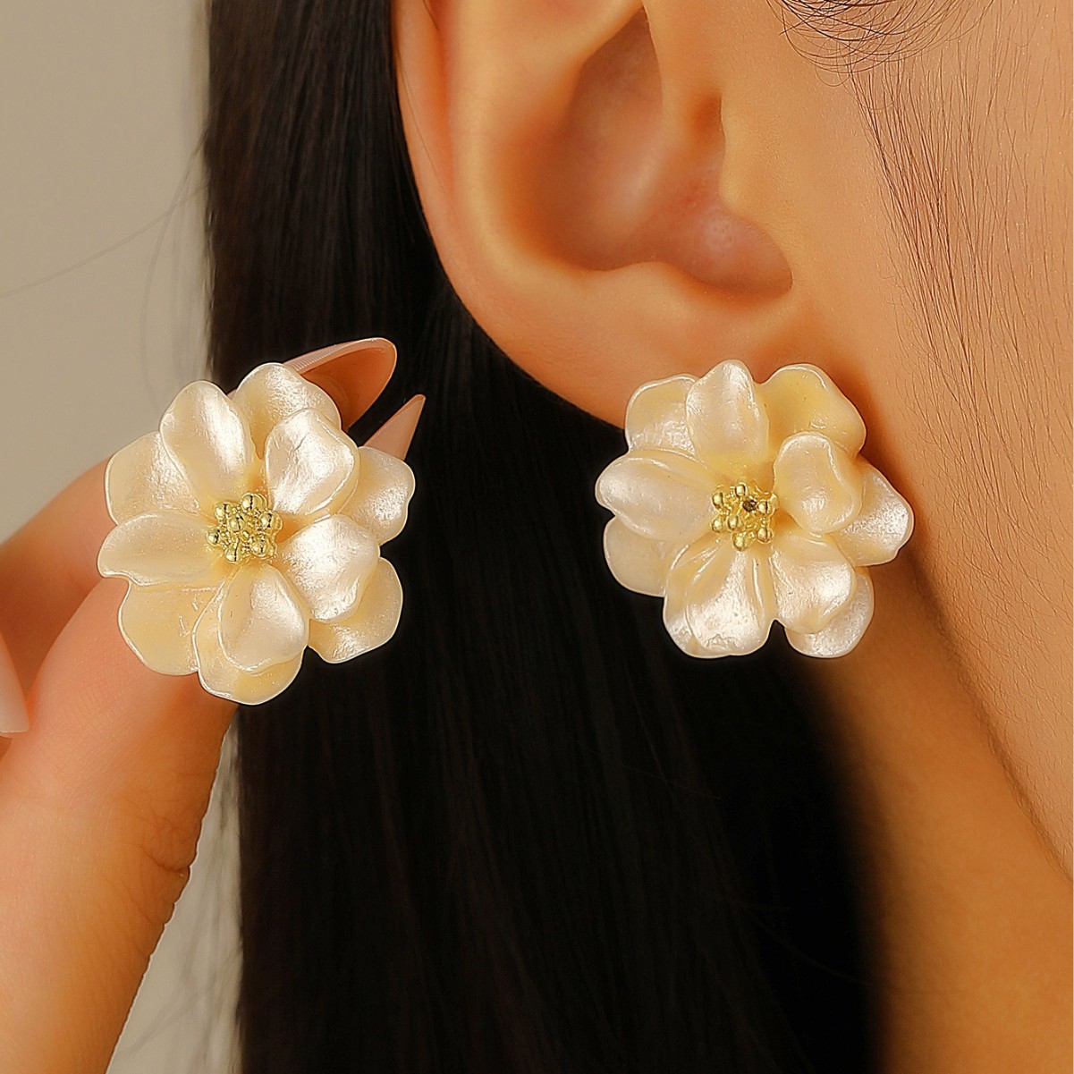Spring is in full swing! Early spring camellia stud earrings for women, a light luxury and high-end niche earring, 2025 new retro earrings full figure