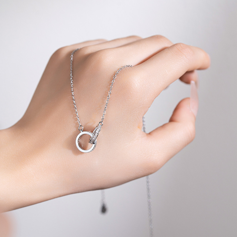 A silver, simple, slightly diamond-encrusted double-ring necklace with a unique feminine charm and a light luxury collarbone chain. It features a distinctive circular design pendant Specification drawing