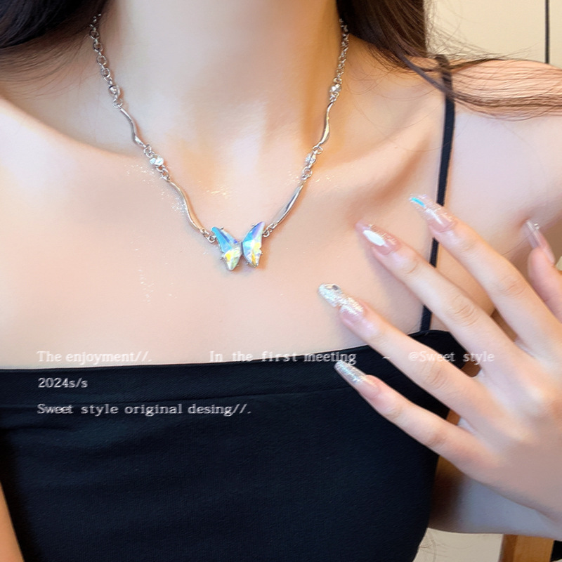 Gradient metal irregular butterfly necklace, a niche, light luxury, fashionable, sweet and cool, and sophisticated collarbone chain accessory for women details Picture