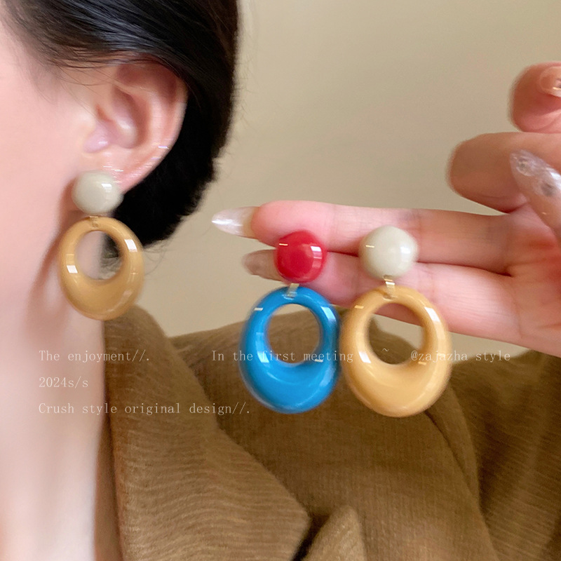 French retro Hong Kong-style circle high-end earrings, a new bestseller for women in 2025, summer style light luxury earrings full figure