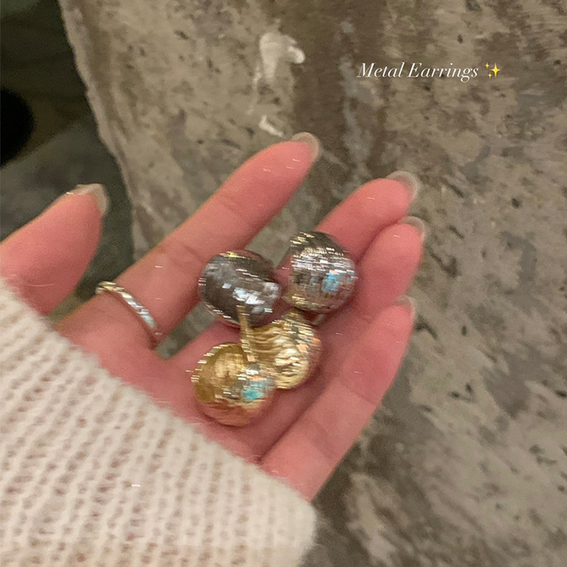 French metal textured arc-shaped earrings with a cold female style, bean stud earrings with a high-end and elegant look, unique earrings for autumn and winter full figure