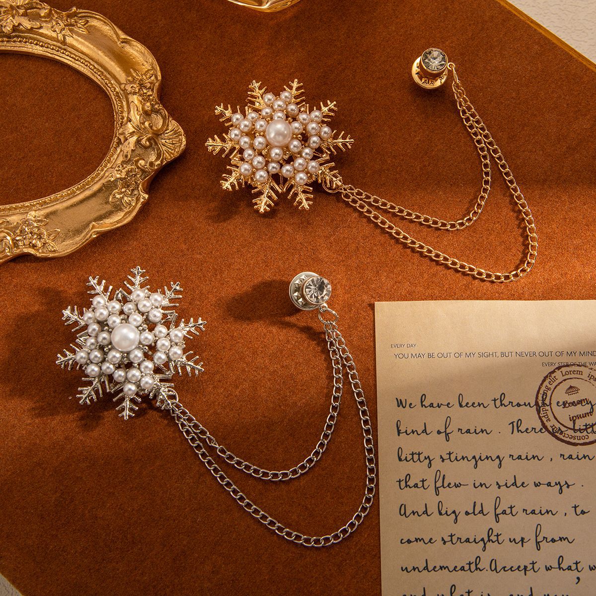 Cross-border new British retro light luxury design imitation pearl snowflake brooch, elegant tassel chain in stock wholesale full figure