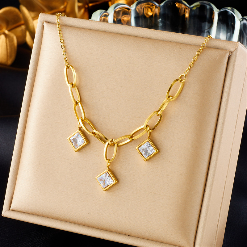 European and American fashionable and simple design, gold-plated titanium steel diamond-encrusted square accessory pendant chain necklace Specification drawing