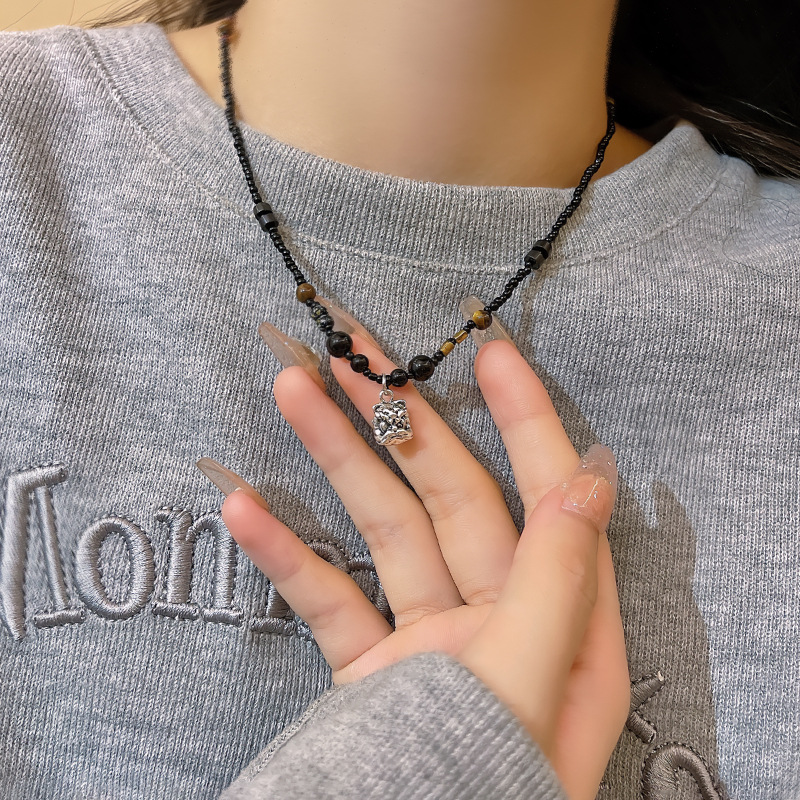 New Chinese-style lion dance pendant necklace for women on Instagram, trendy and niche retro ethnic style beaded collarbone chain accessory full figure