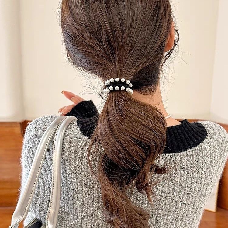 Korean hair accessories and headwear are simple, versatile and elegant. Pearl hair ties and seamless hair bands are used to tie hair like rubber bands full figure