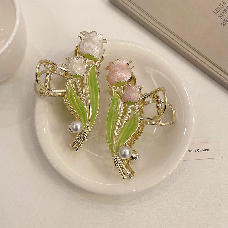 Ethereal and gentle lily of the valley hair clipper at the back of the head, a popular female summer shark clipper, a large, high-end hair accessory full figure