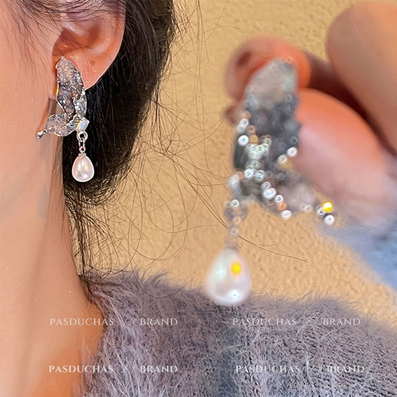 Super ethereal and dynamic crystal butterfly tassel earrings, a new spring collection of exquisite, niche and versatile pearl earrings and earrings for women full figure