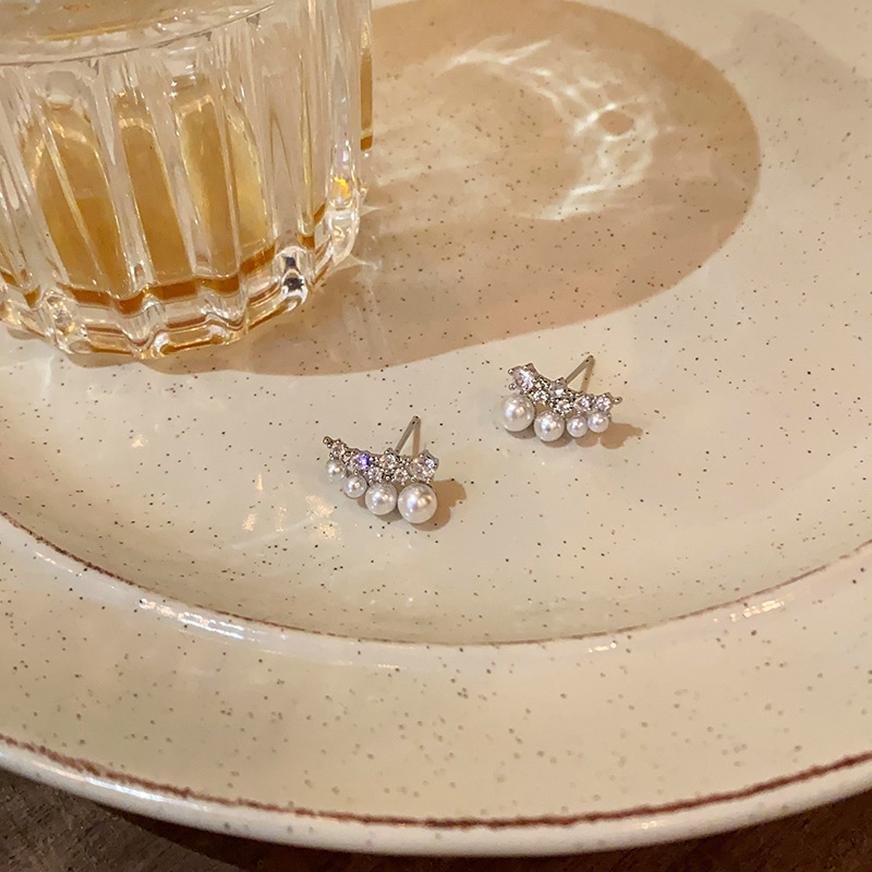 Super sparkle, niche zircon wings, diamond-encrusted pearl stud earrings, women's light luxury, niche design, unique temperament, high-end sense of earrings Specification drawing