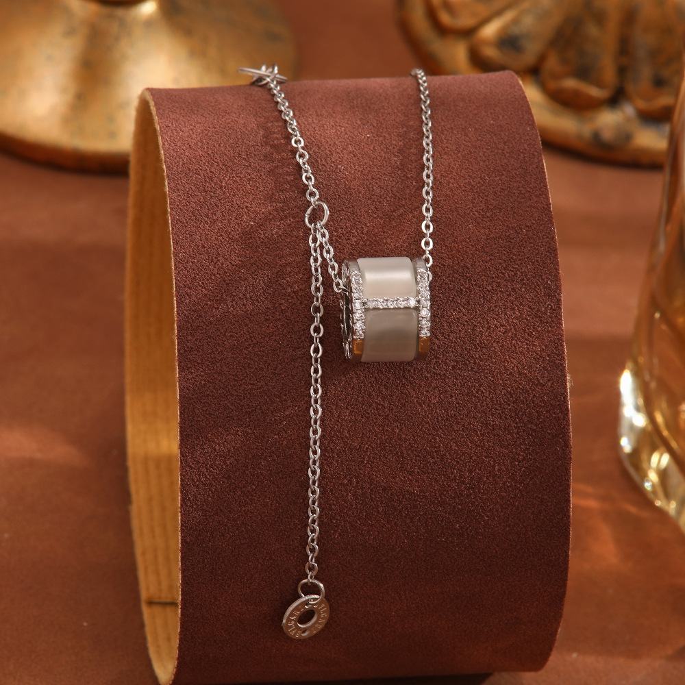 European and American cross-border light luxury copper micro-inlay personalized titanium steel necklace, women's fashionable and high-end look, small waist collarbone chain accessory Application Scenario