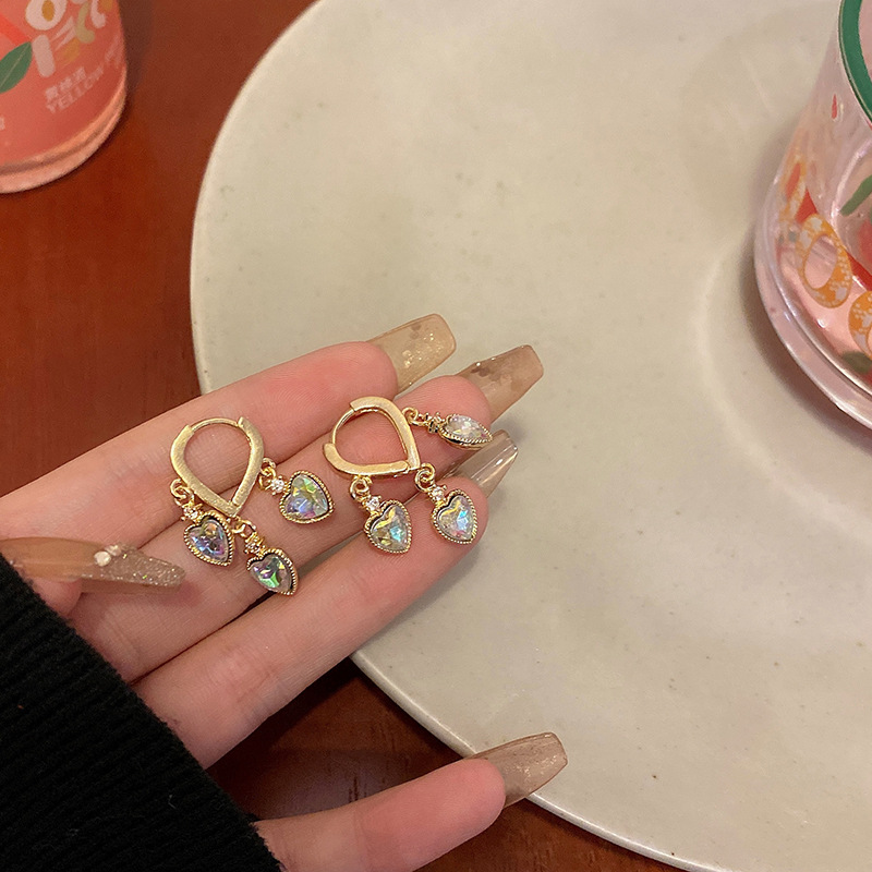 Japanese and Korean style fashionable zircon heart-shaped ear buckles, women's niche design sense, versatile and simple fringed ear studs, high-end earrings full figure