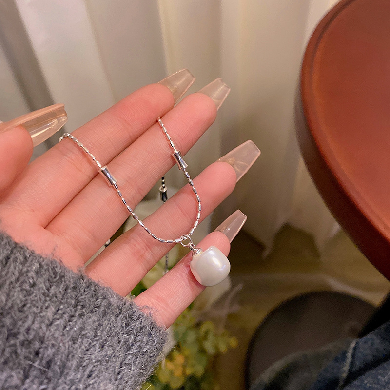 French cold style high-end pearl necklace, women's Instagram-style small chanel-style broken silver collarbone chain, popular neck chain accessory details Picture