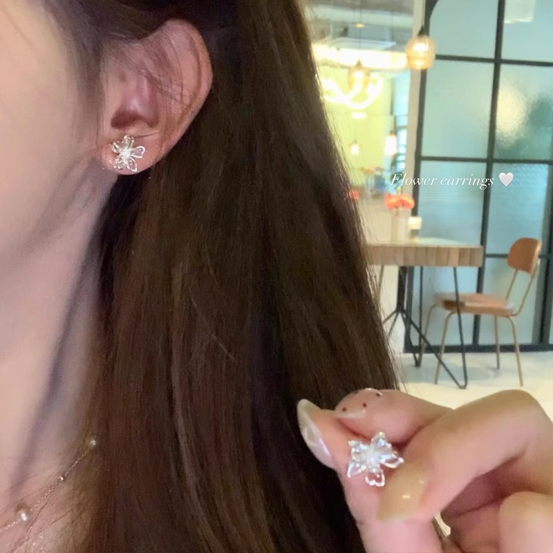 Elegant hollowed-out flower stud earrings for women, a new bestseller in 2025, exuding a sense of sophistication and sophistication, versatile and exquisite earrings and earrings for spring and summer Specification drawing