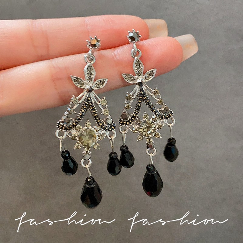 Black crystal tassel earrings and pendants, retro court style, unique and exquisite, light luxury, high-end and elegant, dark earrings Specification drawing