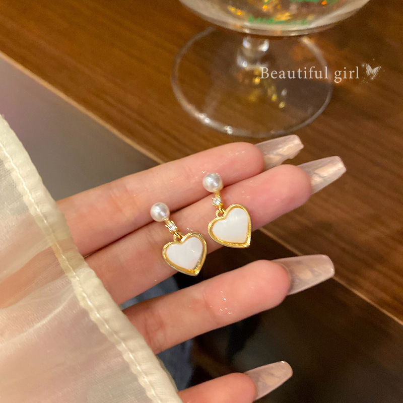 925 Silver needle pearl heart-shaped earrings for women in an ins style, sweet and versatile, heart-shaped stud earrings, high-end and elegant earrings wholesale full figure