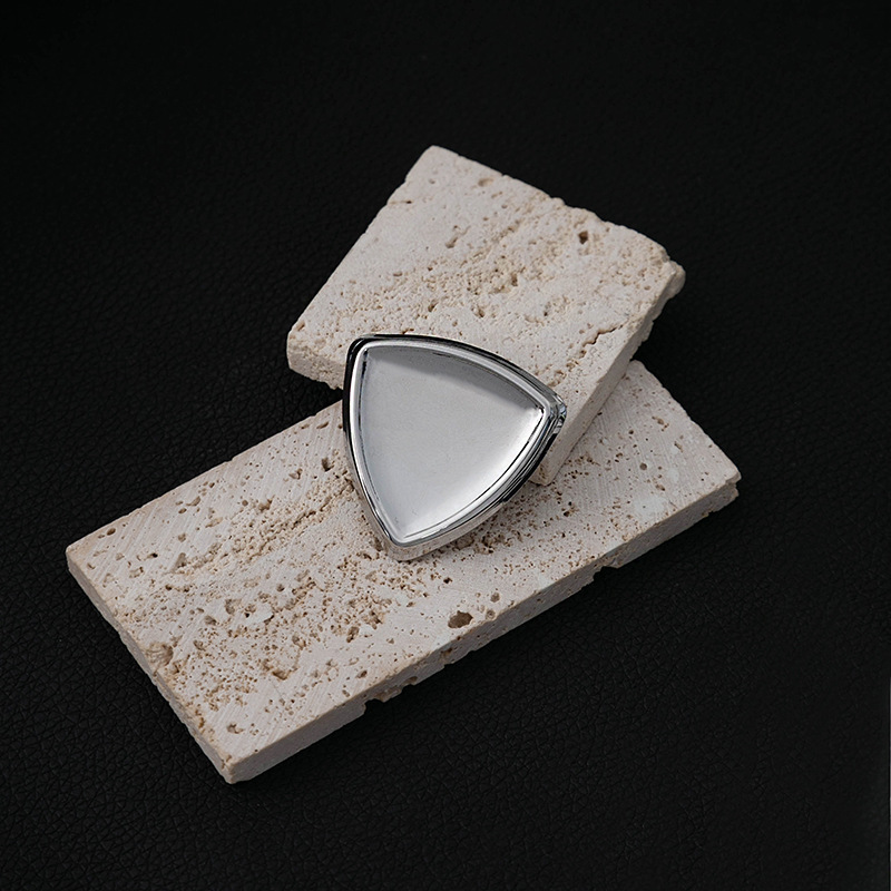 European and American retro metal geometric brooch, light luxury, simple, niche and high-end design sense triangular clothing accessories Specification drawing