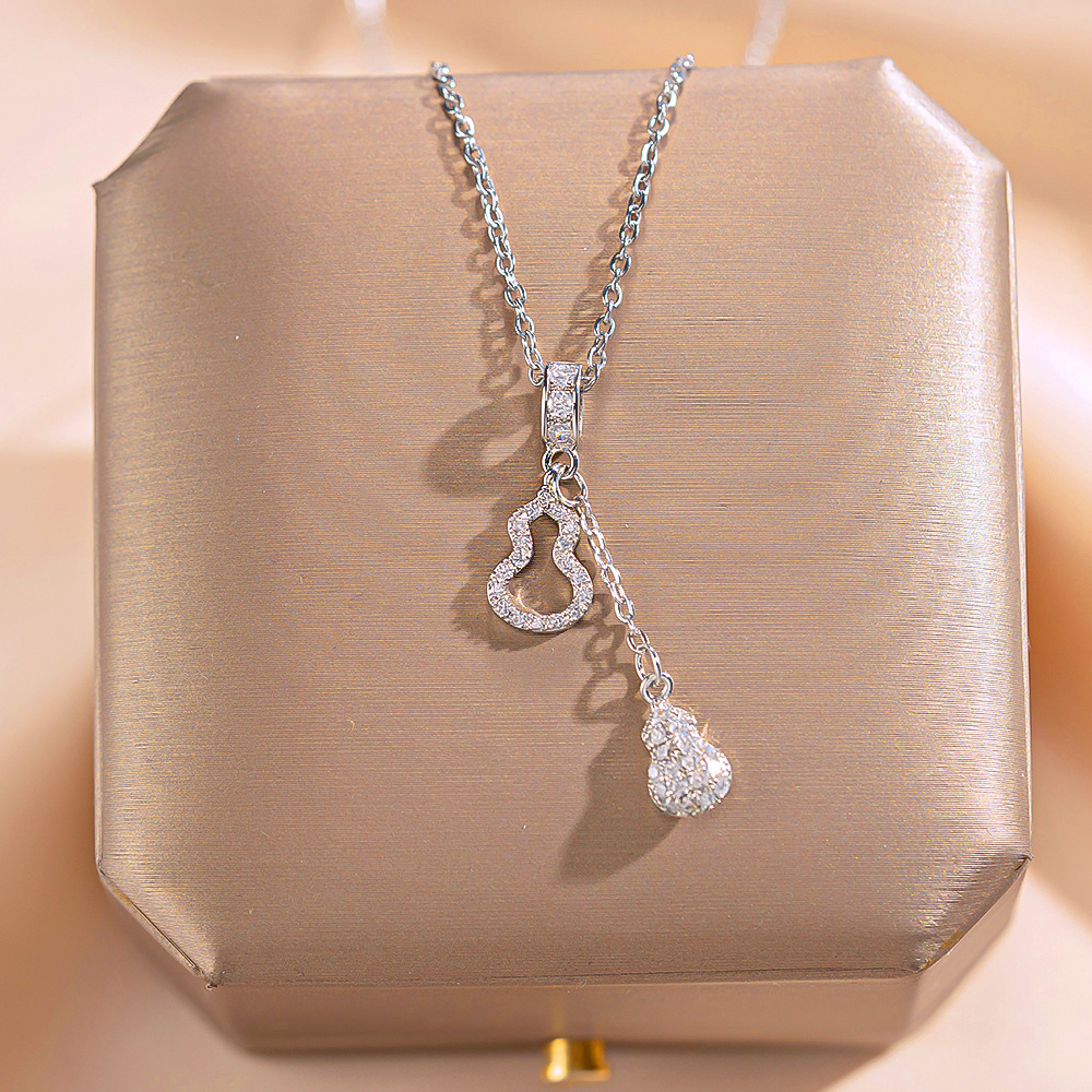 A light luxury Japanese and Korean style silver fringed gourd necklace with full diamonds, a unique and elegant titanium steel collarbone chain, and a high-end accessory full figure