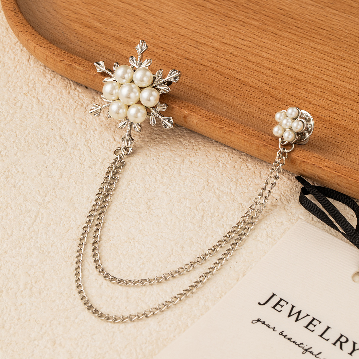 Korean-style light luxury tassel elegance brooch, snowflake pearl chain, high-end suit brooch, simple yet luxurious brooch accessory Application Scenario