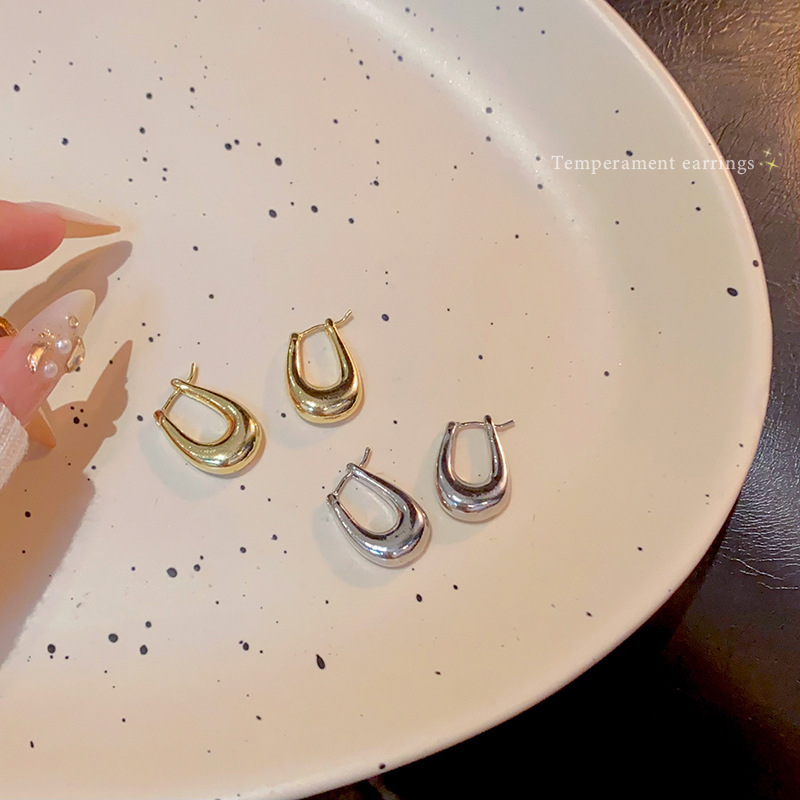 Metal U-shaped earrings for women, with a unique matte finish and high-end feel, are stylish and versatile. Wholesale of commuting earrings Specification drawing