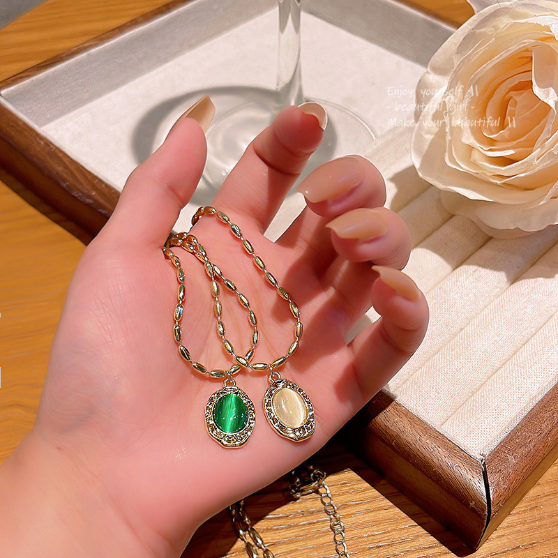 Retro light luxury emerald cat's eye necklace for women 2023 new style, trendy and high-end design sense, personalized and versatile collarbone chain full figure