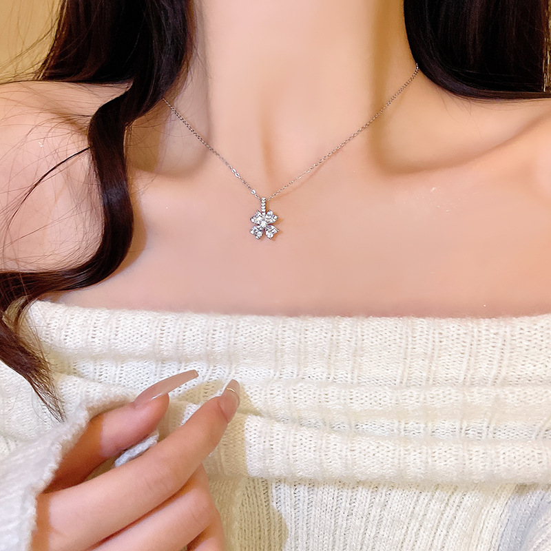Korean style simple zircon flower titanium steel necklace, women's Instagram trendy and niche design sense collarbone chain, popular neck chain accessory details Picture