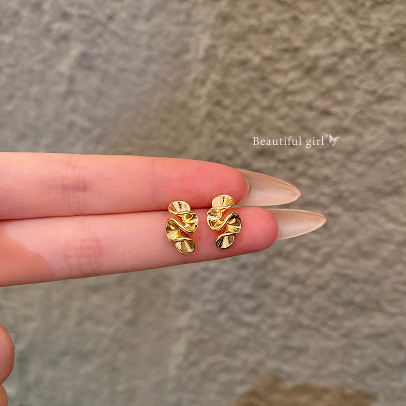 Shiny metallic texture floral pleated stud earrings, a niche design for women with a high-end feel, are fashionable and versatile, and are popular earrings on the Internet Specification drawing