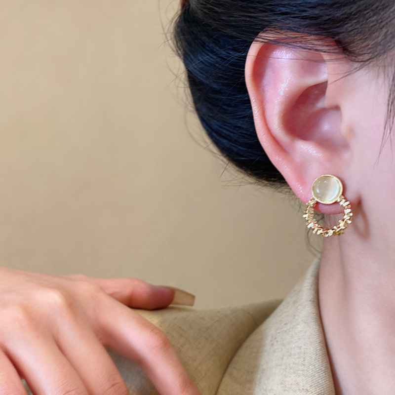 Cat's eye stone golden ring earrings, women's French exquisite autumn and winter stud earrings, high-end and fashionable internet-famous earrings wholesale Application Scenario