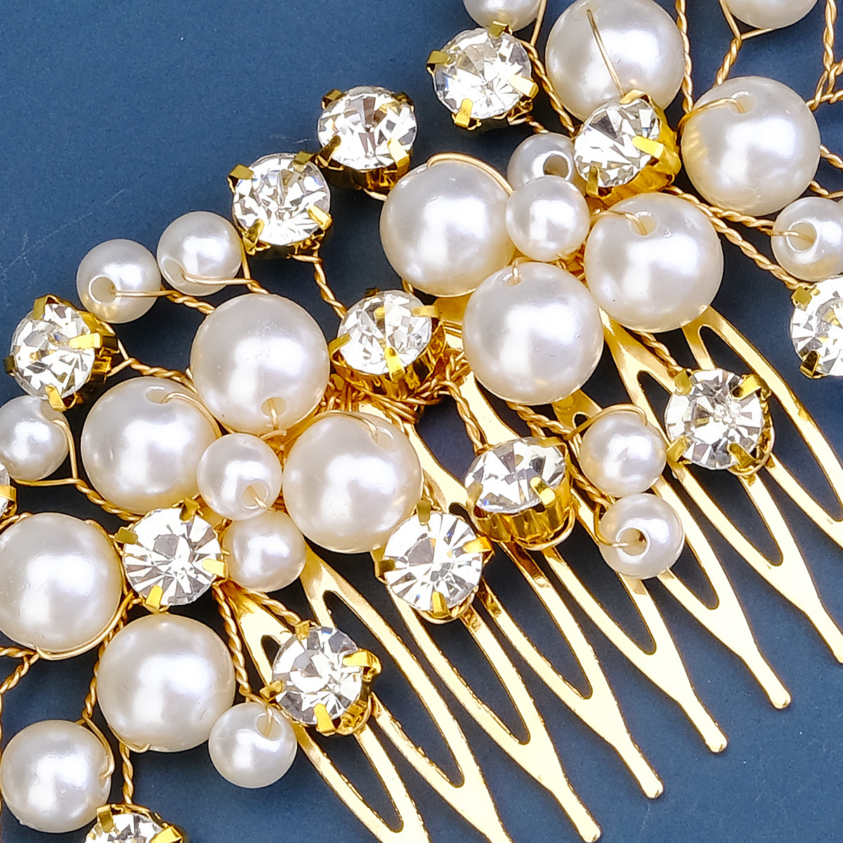 Cross-border bride accessories, pearl water diamond hair comb, wedding banquet, Xiuhe updo hair accessory, retro gold hand-inserted comb Application Scenario