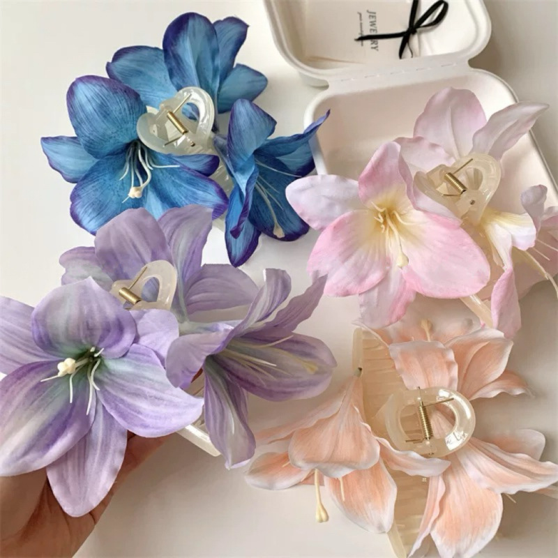 The atmosphere of the purple lily flower clipper is extremely ethereal, elegant and high-end. It is a shark clipper hair accessory for the back of the head Application Scenario