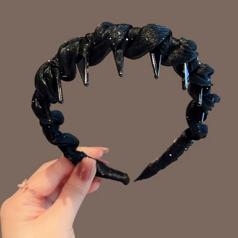 The new 2025 style of the elegant chanel-style pearlescent gauze hair band for women is a versatile and high-end pressure-sensitive headband with anti-slip teeth Application Scenario