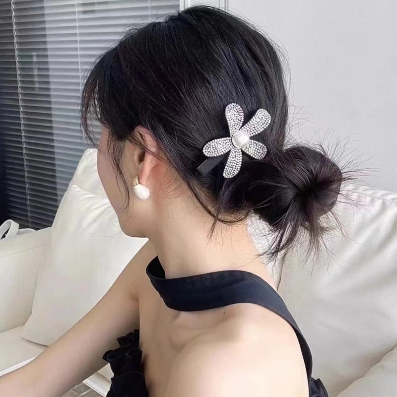 Xiaoxiangfeng Full Diamond Flower Hairpin for Women, 2024 new style bangs hairpin, side clip, side cut hair arrangement, duckbill clip Application Scenario