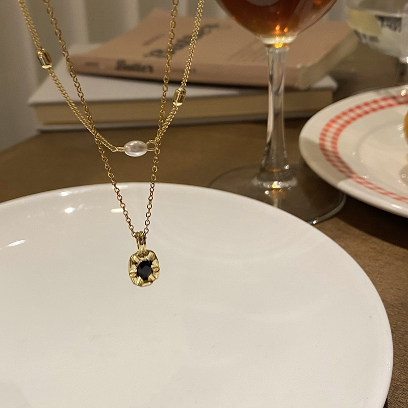 A simple black oval pendant double-layer pearl necklace with a European and American style, exuding a sense of sophistication and versatility. It is a stylish collarbone chain accessory Specification drawing
