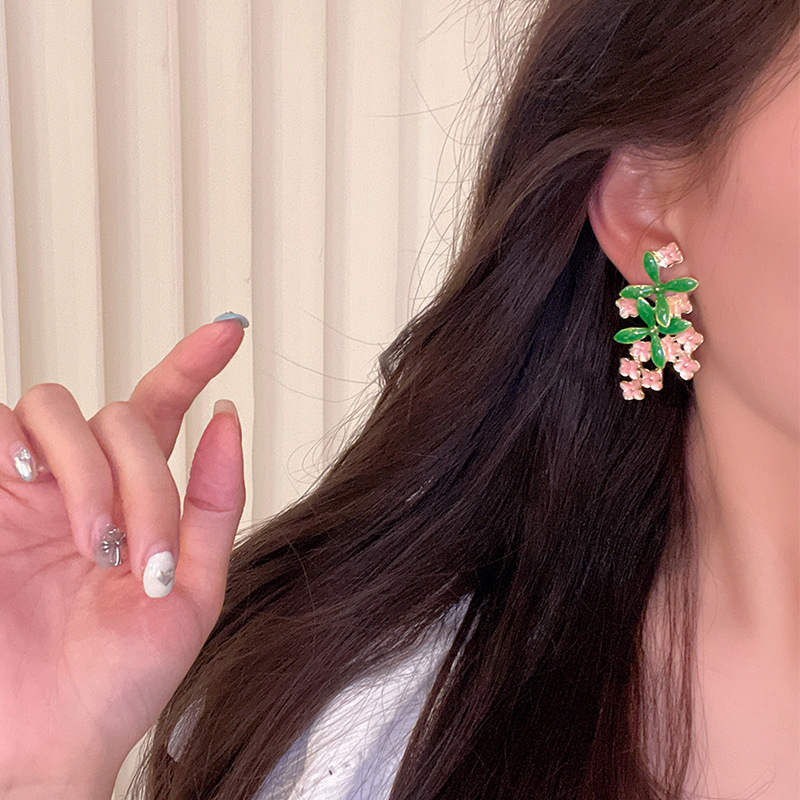 Country-style glazed leaf and flower earrings, women's forest-themed fresh and delicate floral stud earrings, personalized and high-end earrings and earrings Application Scenario