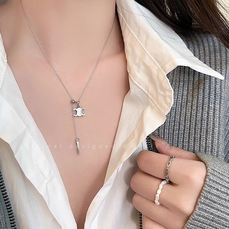 Letter C-shaped pendant necklace for women's autumn and winter, light luxury pull-out style sweater chain, titanium steel non-fading sweatshirt chain full figure