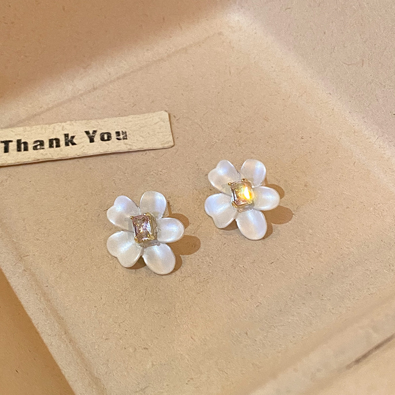 Xiaoxiangfeng diamond-encrusted flower Stud Earrings for Women in Summer 2025, a new sweet, fashionable and fresh floral earring accessory Specification drawing