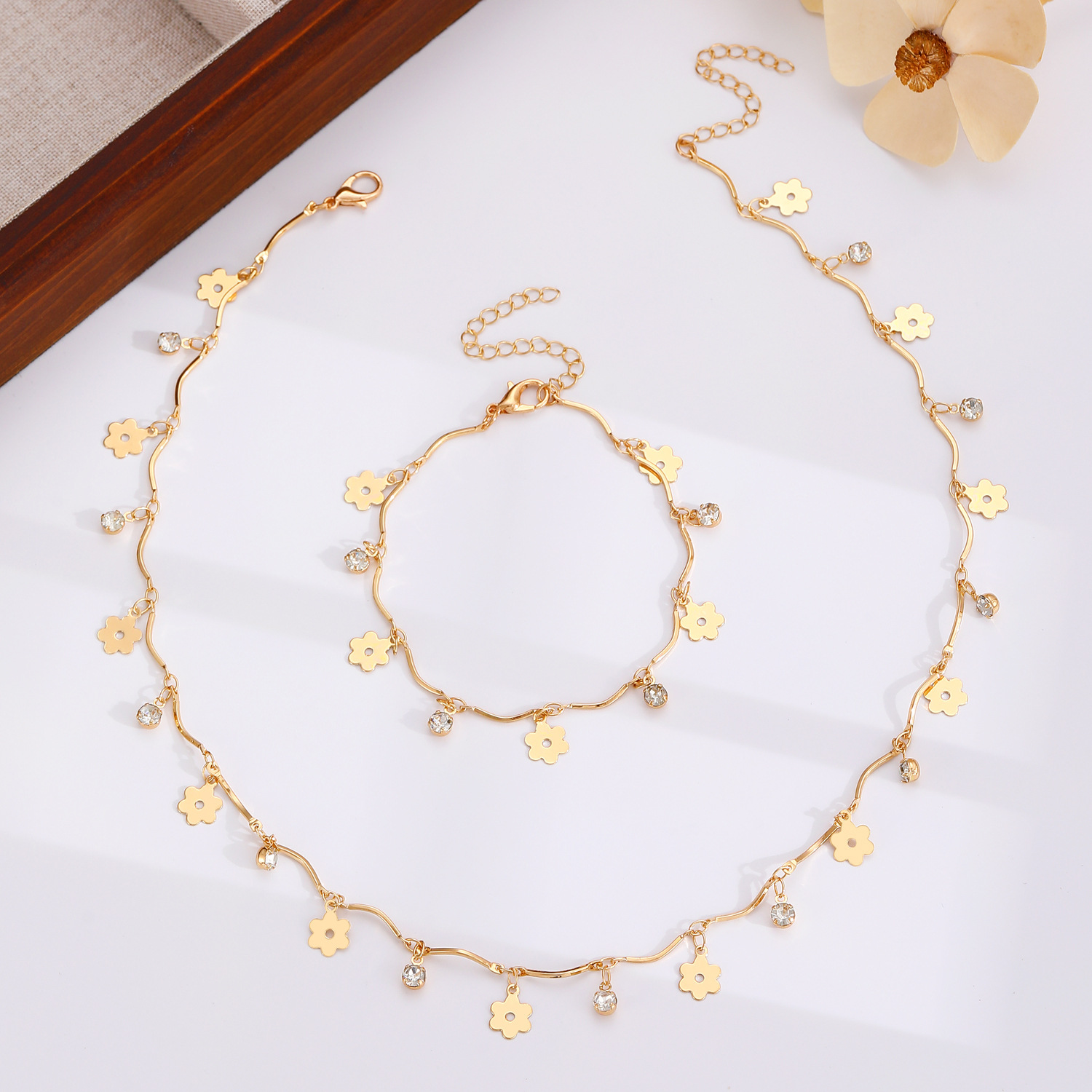 A two-piece set of fashionable women's jewelry featuring a simple, individual and niche dragonfly flower bracelet and necklace in the ins style of Europe and America Application Scenario